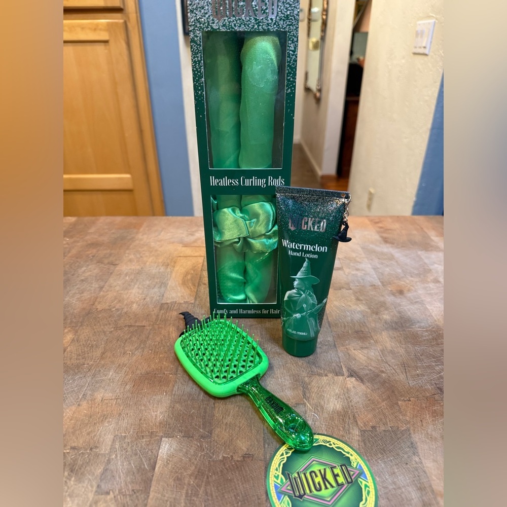 WICKED Green Heatless Curling Rods Set Witch Hair Brush Watermelon Lotion NEW